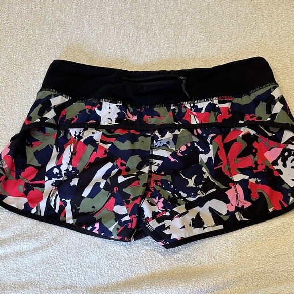 Lululemon- Women's Camouflage Print Shorts size 6 ( please read below 👇🏻) - Picture 4 of 9